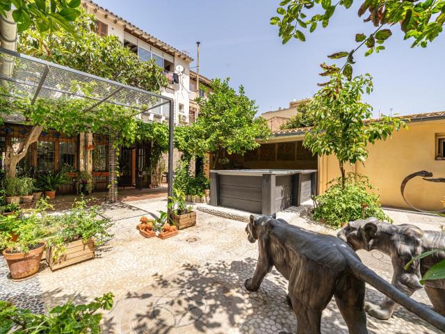 Planta baja de gran carácter con terraza, piscina y garaje en zona Arxiduc