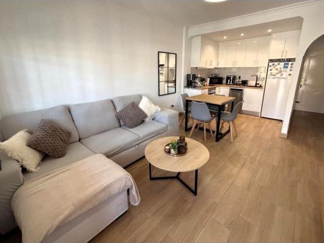 Planta baja elegantemente reformada aprox. 58 m2 con gran terraza/jardín, en una comunidad bien cu