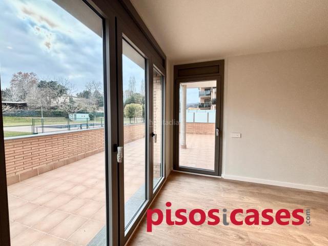 Planta baja en venta en Tona. Pis amb jardi i terrassa privada. Piscina comunitària. Plantas bajas.