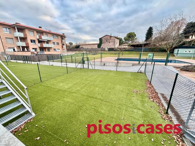 Planta baja en venta en Tona. Pis amb jardi i terrassa privada. Piscina comunitària. Plantas bajas.