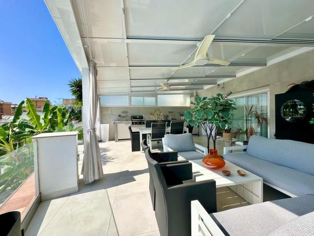Planta baja en venta en Torremolinos, El Bajondillo. IMPRESIONANTE APARTAMENTO EN EL BAJONDILLO CON GRAN TERRAZA Y PISCINA. Plantas bajas.