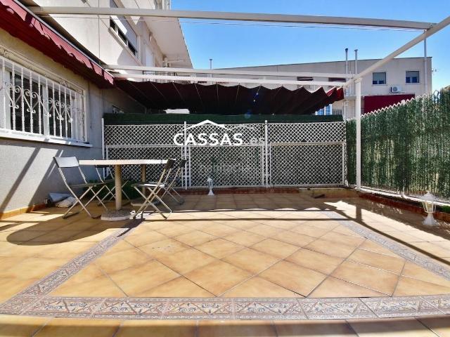 Planta baja en venta en Torrejón de Ardoz, Centro. ZONA VIRGEN DE LORETO Bajo con Jardín de 3 habitaciones, 2 baños, patio de 30 m2, piscina, garaje y trastero. Plantas bajas Torrejón de.