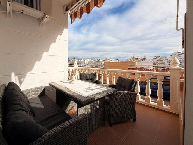 Planta baja en venta en Torrevieja, Nueva Torrevieja. Planta baja reformada y luminosa aprox. 55 m2 con terraza al este, gran piscina comunitaria, cerca del centro de la ciudad, y a so. Plantas bajas.