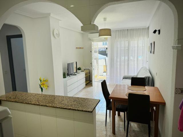 Planta baja en venta en Torrevieja, Avenida Habaneras Curva de Palangre. Descubre este encantador apartamento ubicado en la popular zona de Playa del Cura, en Torrevieja. Con un precio atractivo de.