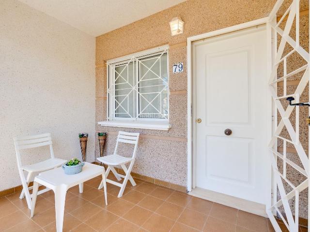 Planta baja en venta en Torrevieja, Aguas Nuevas. Acogedora y bien cuidado planta baja aprox. 59 m2 con terrazajardín orientado al oeste, gran piscina comunitaria, y a solo 20 minu. Plantas bajas.