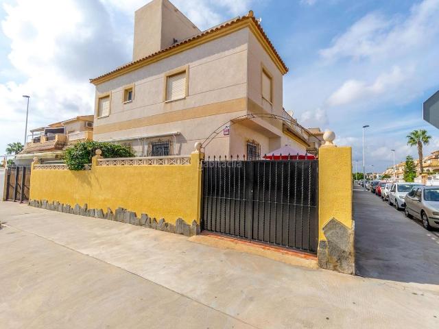 Planta baja en venta en Torrevieja, Aguas Nuevas. Magnífica planta baja en Aguas Nuevas, Torrevieja lista para entrar a vivir. Plantas bajas.