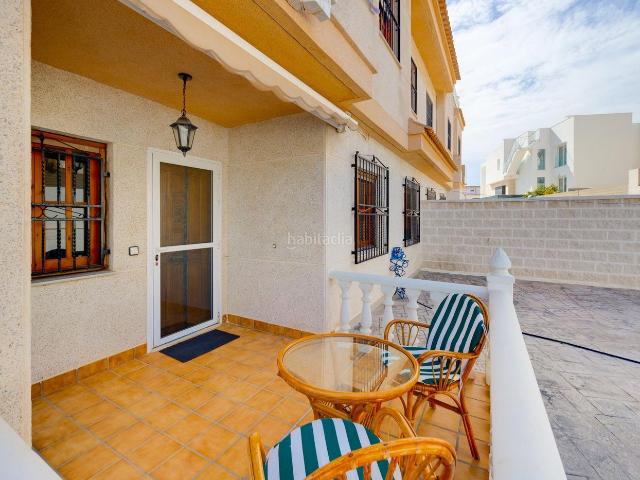 Planta baja en venta en Torrevieja, Aguas Nuevas. Planta baja con jardín de 170 m2, plaza de garaje techada y piscina comunitaria en Torreblanca. Plantas bajas.