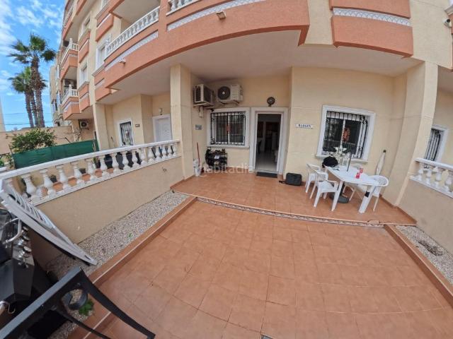 Planta baja en venta en Torrevieja, Antonio Machado. Apartamento de 2 dormitorios con terraza, garaje y zonas comunes urbanización privada en el centro. Plantas bajas.