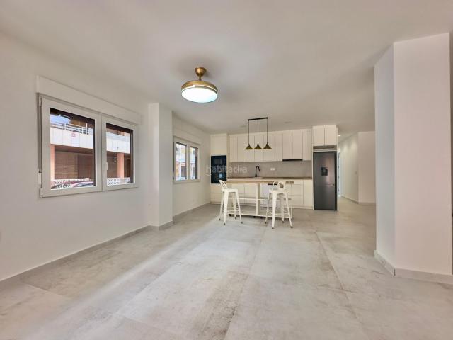 Planta baja en venta en Torrevieja, El Acequión. Gran oportunidad amplio piso de 150 m2 totalmente reformado, situado en esquina, lo que le aporta una excelente luminosidad durant. Plantas bajas.