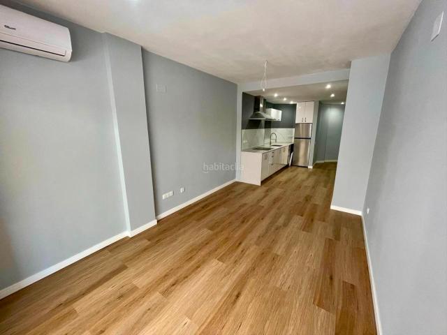 Planta baja en venta en Torrevieja, Gaspar Perelló. Os presentamos esta oportunidad en la mata, apartamento totalmente reformado. A tan solo 50m del mar tenemos esta increiacuteble o. Plantas bajas.