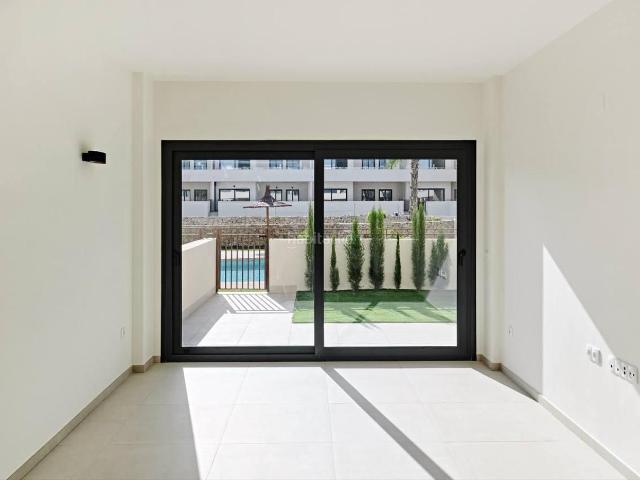 Planta baja en venta en Torrevieja, La Veleta. Este elegante apartamento de 2 dormitorios y 2 bantildeos se encuentra en una de las zonas costeras maacutes buscadas de Torreviej. Plantas bajas.