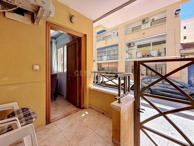 Planta baja en venta en Torrevieja, Las Piscinas Naturales. CONFORT Y ESTRATEGIA EN EL CENTRO PLANTA BAJA CON GARAJE A 200M DEL MAR. Plantas bajas.