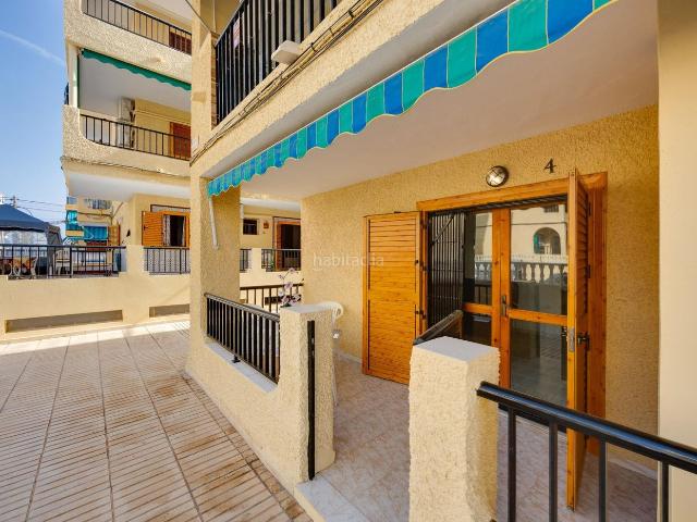 Planta baja en venta en Torrevieja, Los Europeos. Apartamento de 1 dormitorio con plaza de garaje y piscina comunitaria en La Mata. Plantas bajas.
