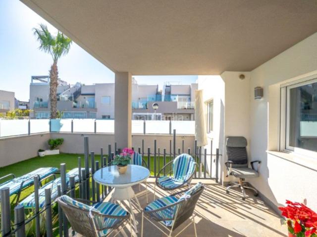 Planta baja en venta en Torrevieja, Parque Acuático Sector 25. Bienvenidos a este hermoso y muy bien cuidado piso, en una ubicacioacuten perfecta en la popular zona de Solpark en Aguas Nuevas S.