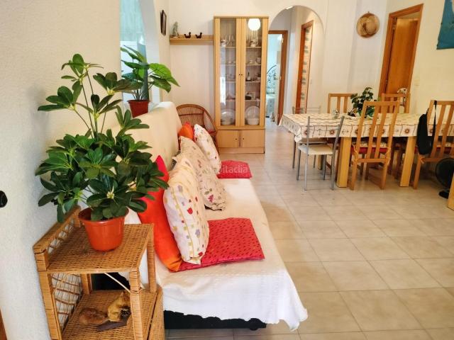 Planta baja en venta en Torrevieja, Playa de los Náufragos. Se vende Piso en Playa de los Náufragos Torrevieja, con 2 dormitorios y una estancia pequeña a 150 metros de la Playa. Plantas bajas.
