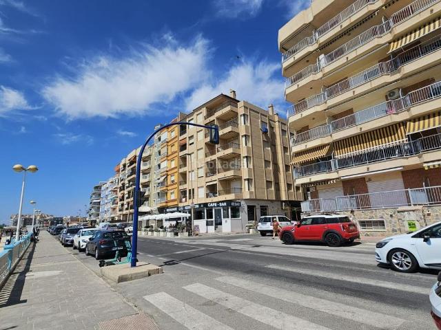 Planta baja en venta en Torrevieja, Zona Playa de los Locos. Descubre este amplio y luminoso piso de 2 dormitorios, ubicado a tan solo 50 metros de la famosa Playa de los Locos. La propiedad. Plantas.