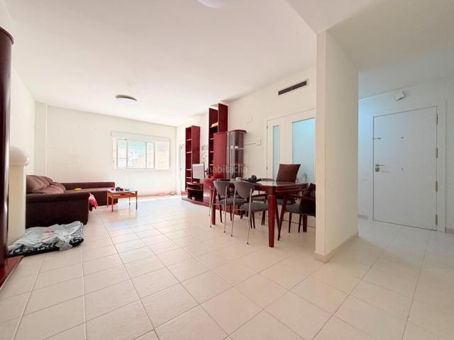 Planta baja en venta en Vinaròs, Casco Urbano. PLANTA BAJA DE 107 M2 ÚTILES CON 3 HABITACIONES, 2 BAÑOS, GRAN TERRAZA PATIO, PLAZA DE PK Y ASCENSOR! ZONA CONSUM AV. MADRID. Plantas bajas.