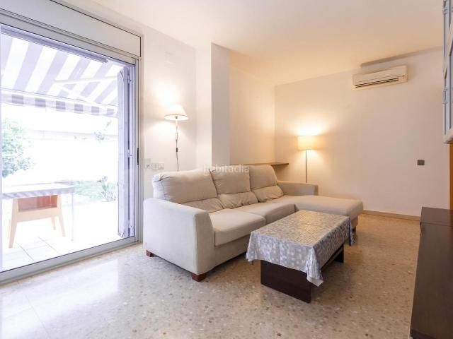 Planta baja en venta en Viladecans, Vilamarina. PLANTA BAJA 80 M2. CON TERRAZA A NIVEL 75 M2. 2 DORMITORIOS, PARKING, ASCENSOR y MUCHO MÁS. Plantas bajas.