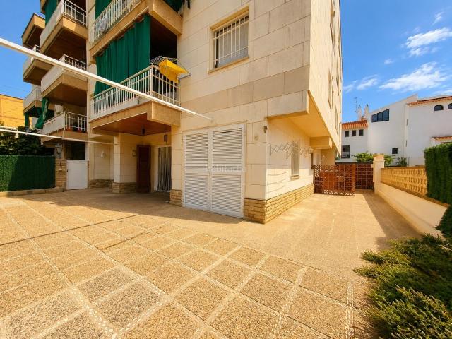Planta baja en venta en Vilanova i la Geltrú, Prat de Vilanova Costa Dorada. Planta baja esquinera con jardín privado, orientación suroeste y piscina comunitaria. Plantas bajas Vilanova i la.