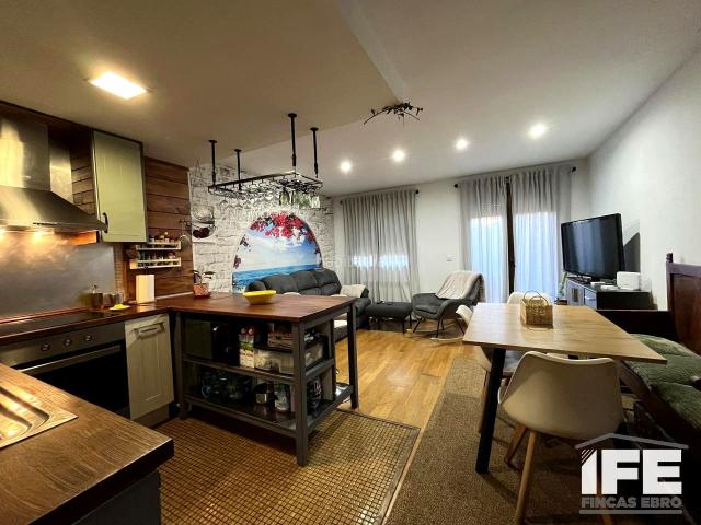 Planta baja en venta en Alagón. Bajo con garaje y terraza en Alagón comodidad, luz y espacio extra. Plantas bajas.