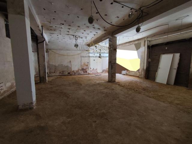Planta baja en venta en Albacete, Fátima. Local comercial de 109 m2, en planta baja con proyecto visado y licencia de obras concedida listo para construir 2 viviendas inde. Plantas bajas.