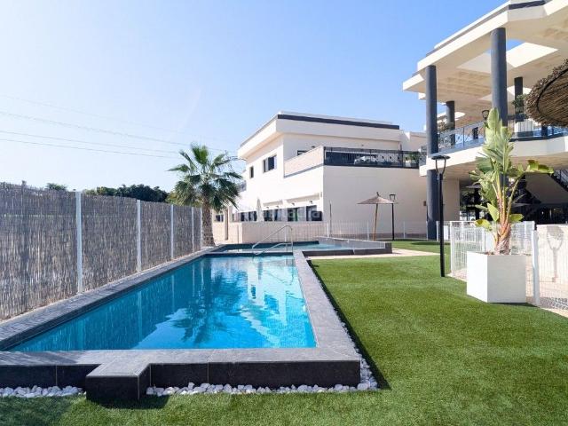 Planta baja en venta en Algorfa. Elegante apartamento en planta baja en esquina en Lo Crispin una vivienda llave en mano en la Costa Blanca.Nos enorgullece present. Plantas bajas.