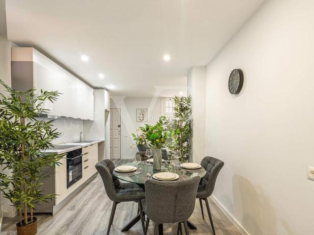 Planta baja en venta en Arona, Los Cristianos. Exclusivo apartamento reformado a estrenar en Los Cristianos con piscina comunitaria. Plantas bajas.