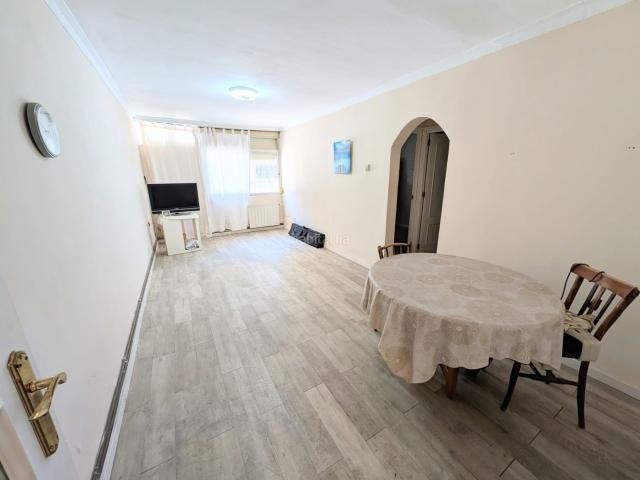 Planta baja en venta en Badalona, Congrés. Piso de 2 habitaciones con gran patio. Plantas bajas.