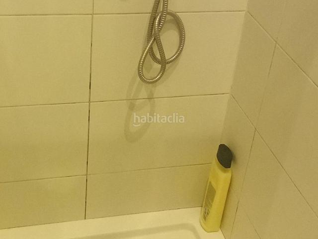 Planta baja en venta en Badalona, Llefià. Piso semisótano con inquilino y rentabilidad Calle Sant Cebrià, Badalona. Plantas bajas.
