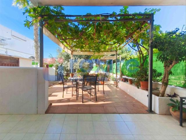 Planta baja en venta en Baleares Sant Josep de sa Talaia, Sant Agustí Cala de Bou. Bajo en Cala de Bou 2 habitaciones terraza de 100 m2 piscina parking. Plantas bajas Sant Josep de sa.