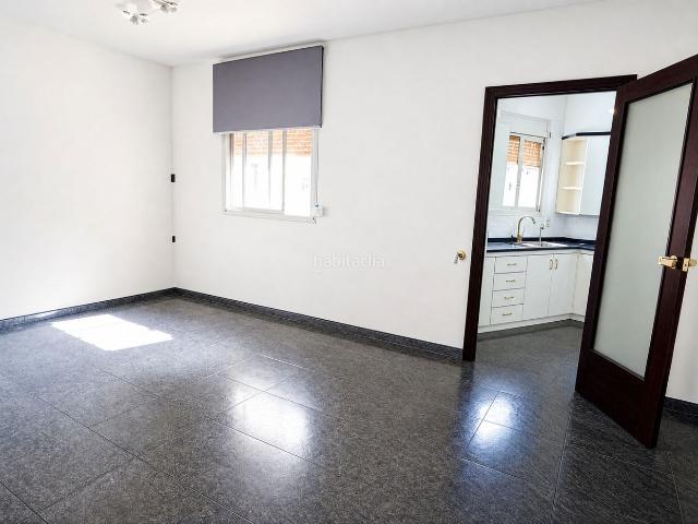Planta baja en venta en Barcelona, Bon Pastor. Excelente Planta Baja Totalmente Independiente, Junto al Metro. Plantas bajas.