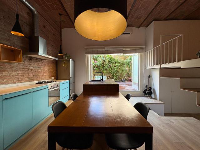 Planta baja en venta en Barcelona, Baix Guinardó. Vivienda única, con mucho carácter. Plantas bajas.