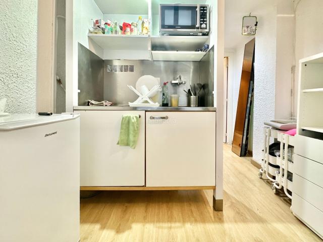 Planta baja en venta en Barcelona, Baix Guinardó. Gran oportunidad para inversores, con opción de cambio de uso para tramitar la cédula de habitabilidad. Plantas bajas.