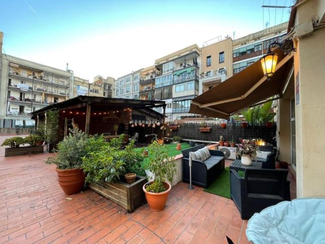 Piso en venta en Barcelona, Dreta de l´Eixample. Amplitud y vida exterior en finca regia en el Eixample, Barcelona. Pisos.