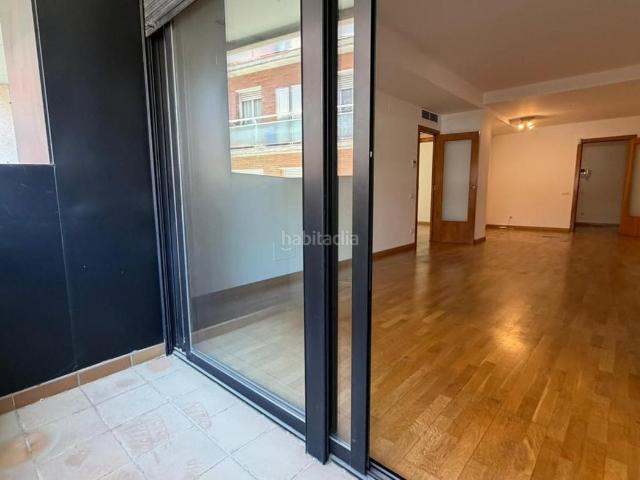 Planta baja en venta en Barcelona, El Coll. Piso de 3 habitaciones con parking y trastero en finca moderna 2001 amplio y luminoso. Plantas bajas.