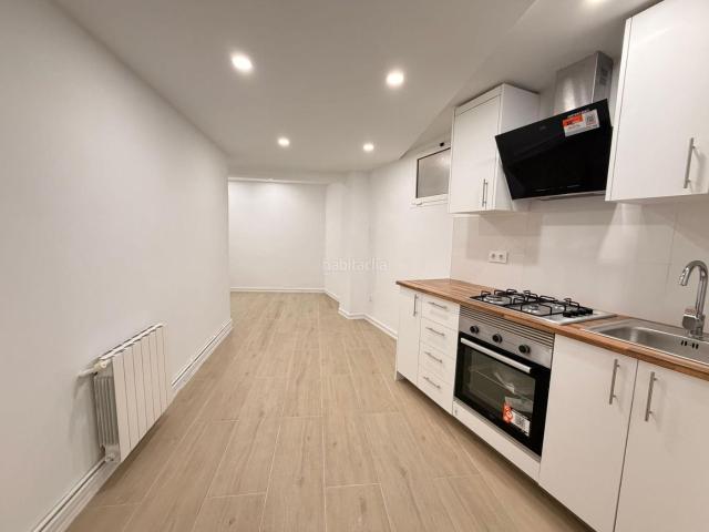 Piso en venta en Barcelona, El Camp de l´Arpa del Clot. Bonito piso reformado de 2 habitaciones en planta baja. Pisos.