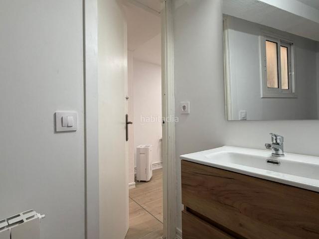 Planta baja en venta en Barcelona, El Camp de l´Arpa del Clot. Vivienda tipo loft completamente reformada, con cédula de habitabilidad, instalación de gas y certificado energético vigente. Plantas.