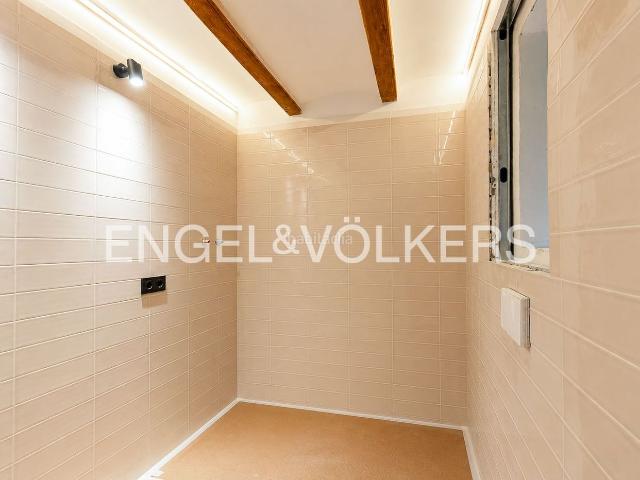 Planta baja en venta en Barcelona, El Poble Sec Parc de Montjuïc. Dúplex a estrenar con amplia terraza privada en Poblesec. Plantas bajas.