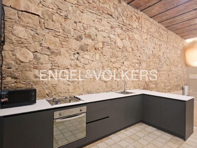 Planta baja en venta en Barcelona, Hostafrancs. Vivienda singular reformada con altillo, patio y terraza privada en Hostafrancs. Plantas bajas.