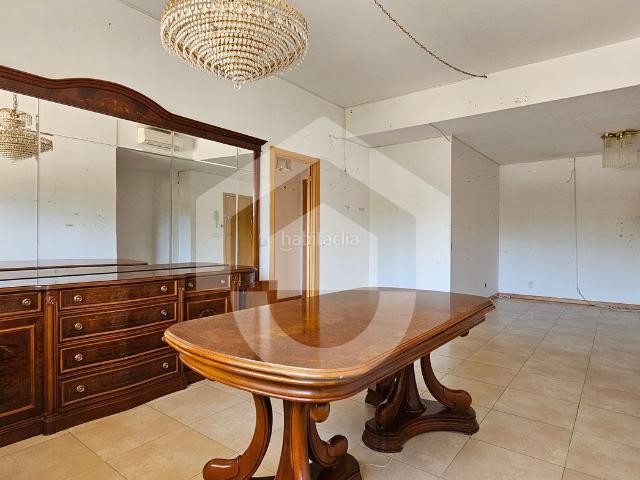 Planta baja en venta en Barcelona, Porta. Vivienda exterior con parking en finca moderna 2008 en Porta. Plantas bajas.