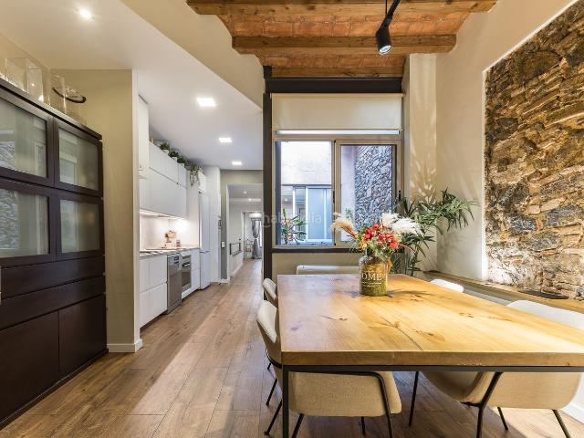 Planta baja en venta en Barcelona, Vila de Gràcia. Exclusiva planta baja de diseño distribuida en tres niveles en Gràcia. Plantas bajas.