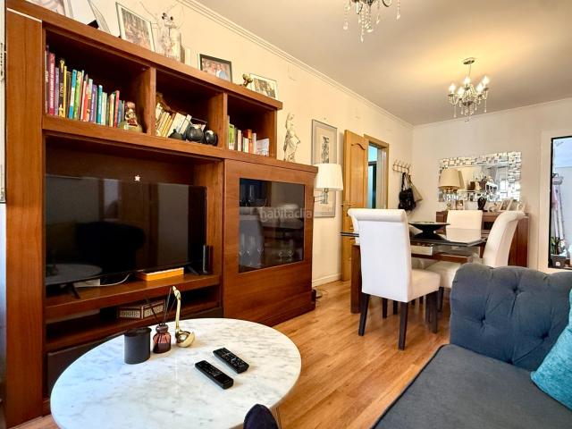 Planta baja en venta en Barcelona, Vilapicina Torre Llobeta. Piso reformado con máximas calidades, muy cerca del metro de Virrei Amat. Plantas bajas.