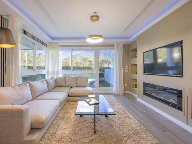 Planta baja en venta en Benahavís, Benahavís pueblo. Elegante apartamento en planta baja con jardín privado en Riverside, Benahavís. Plantas bajas.