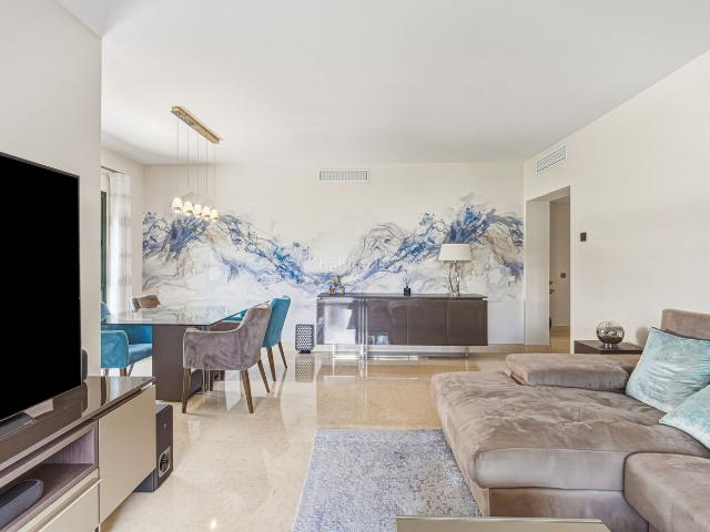 Planta baja en venta en Benahavís, Los Arqueros Puerto del Almendro. Espectacular apartamento de dos dormitorios, planta baja elevada en la prestigiosa comunidad cerrada de Capanes del Golf.