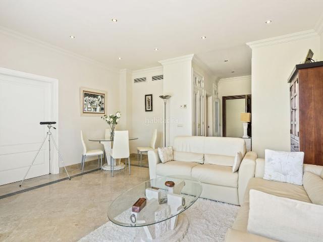 Planta baja en venta en Benahavís, Los Flamingos. Amplio apartamento en esquina con aire de finca privada dentro de la urbanización El Lago de Los Flamingos. Plantas bajas.