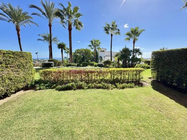 Planta baja en venta en Benahavís, Los Flamingos. Elegante apartamento con jardín y vistas panorámicas al mar en Los Flamingos Golf Resort. Plantas bajas.