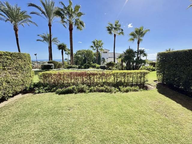 Planta baja en venta en Benahavís, Los Flamingos. Elegante Apartamento en Planta Baja con Jardín Privado y Vistas al Mar en Royal Flamingos Los Flamingos Golf Resort. Plantas bajas.