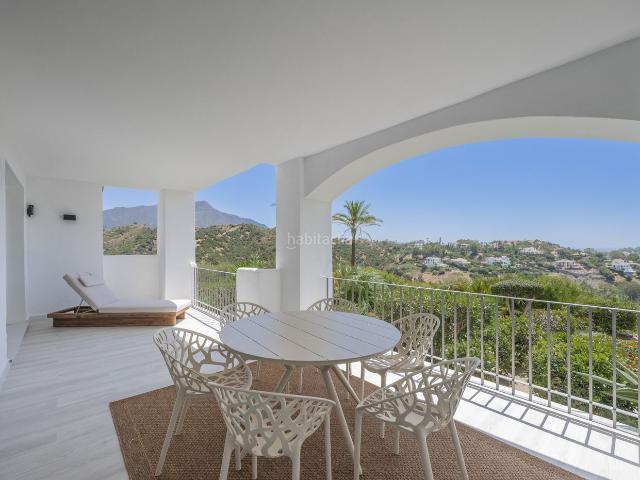 Planta baja en venta en Benahavís, La Quinta. Apartamento de 3 pisos con vistas panorámicas a la montaña y al mar Altos de La Quinta, Benahavís. Plantas bajas.