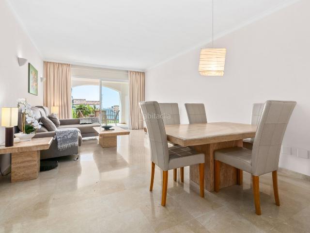 Planta baja en venta en Benahavís, La Quinta. Impresionante Apartamento en Planta Baja Elevada de 2 Dormitorios con Espectaculares Vistas Panorámicas a la Montaña y al Mar. Plantas bajas.