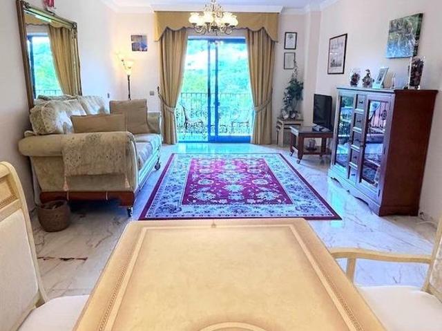 Planta baja en venta en Benalmádena, Zona Centro Comercial Torrequebrada. Exclusivo piso junto al Golf Torrequebrada con vistas al monte y a un paso de la playa. Plantas bajas.